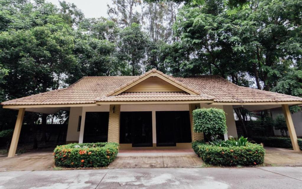 The Pine Resort Pathum Thani Extérieur photo